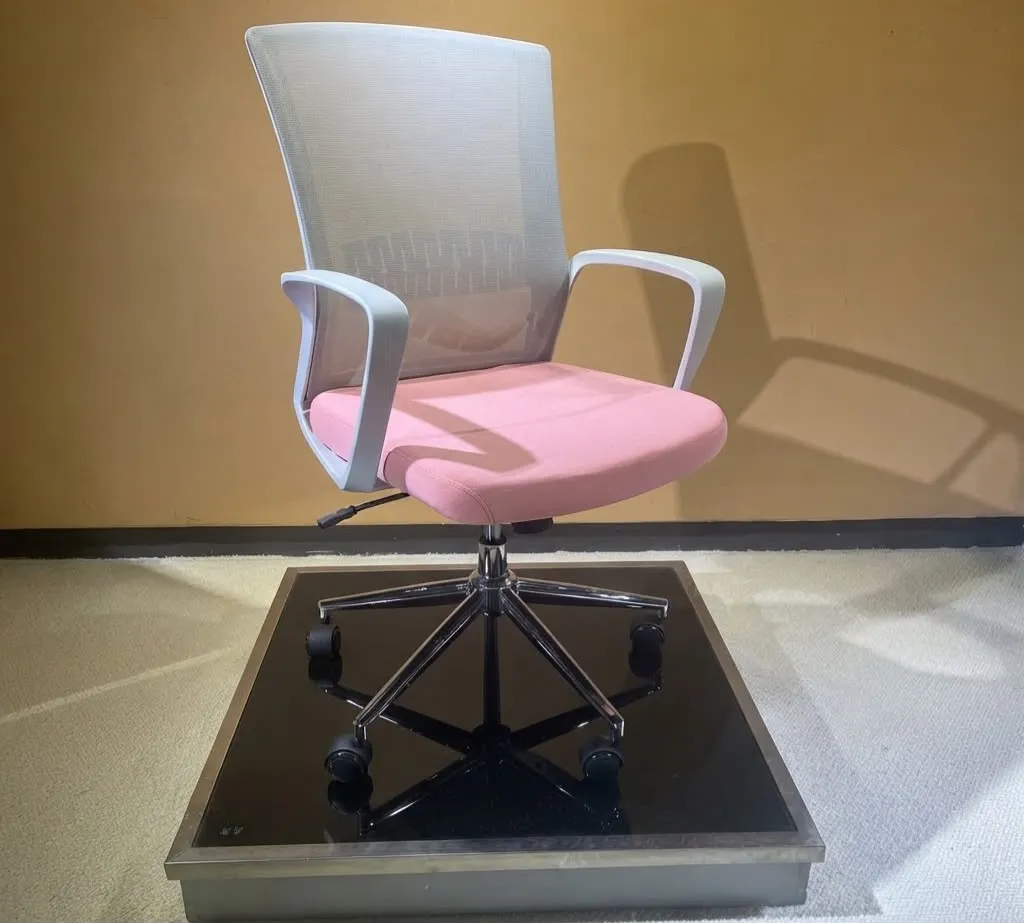 Chaise KB-8928, structure blanche, dossier gris, assise rose, pieds électroplaqués 1/PCS