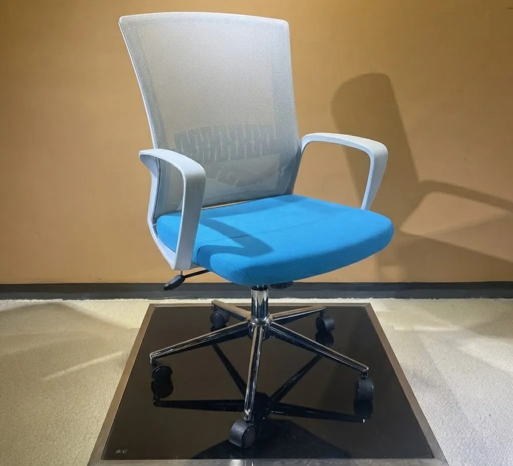 Chaise KB-8928 : Structure blanche, panneau arrière gris ; pieds électroplaqués bleus. 1/PCS